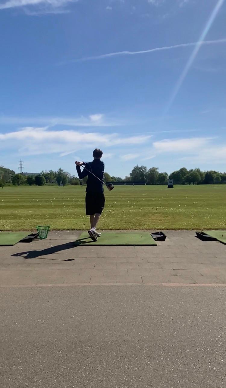 Ronan beim Abschlag auf der Driving Range
