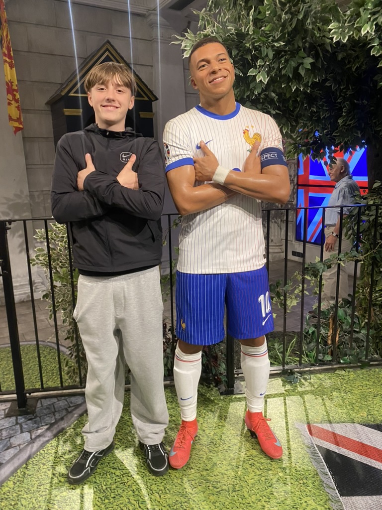 Ronan bei einer Fussball-Ausstellung