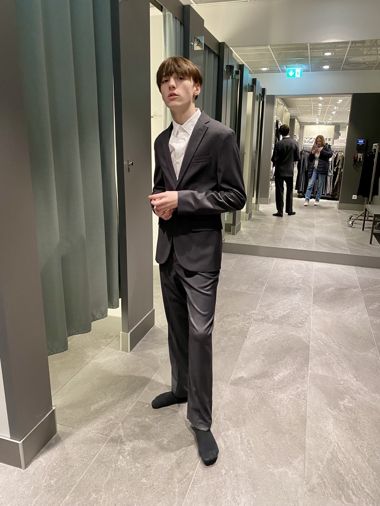 Ronan Edgar Short im Anzug
