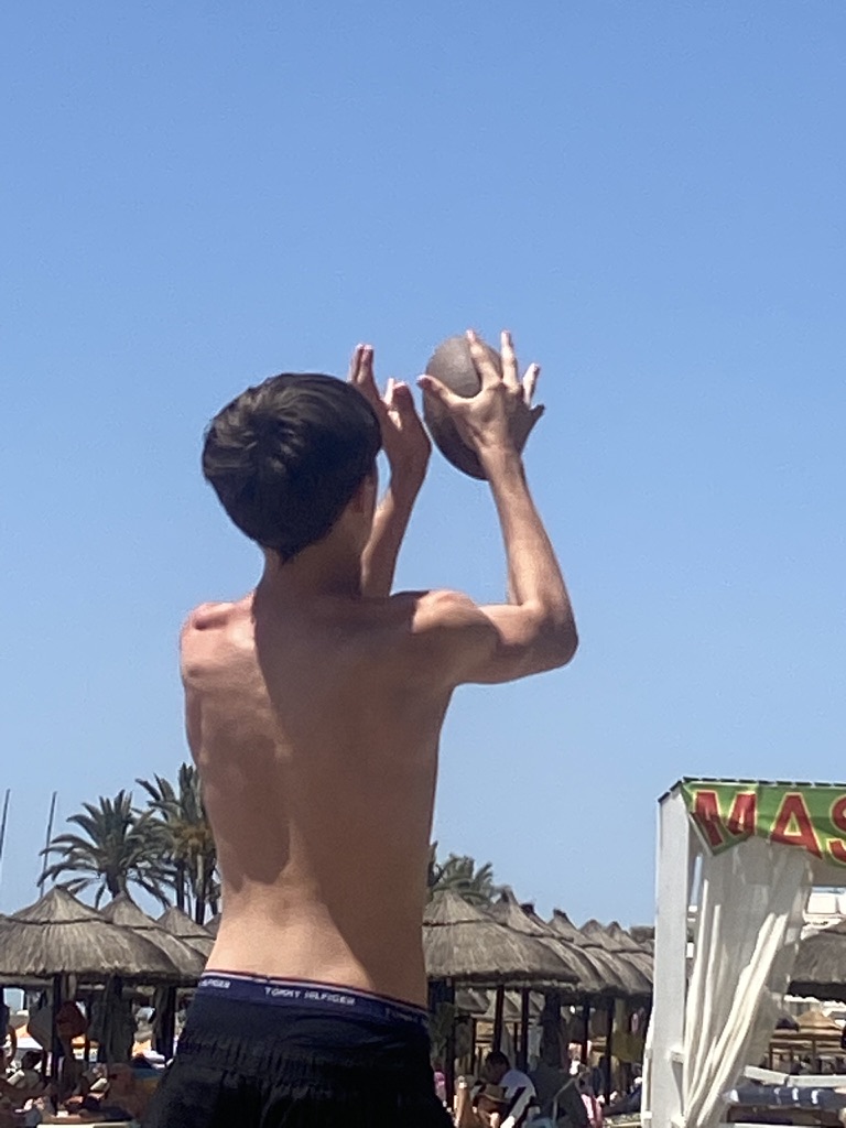 Ronan beim Beachvolleyball