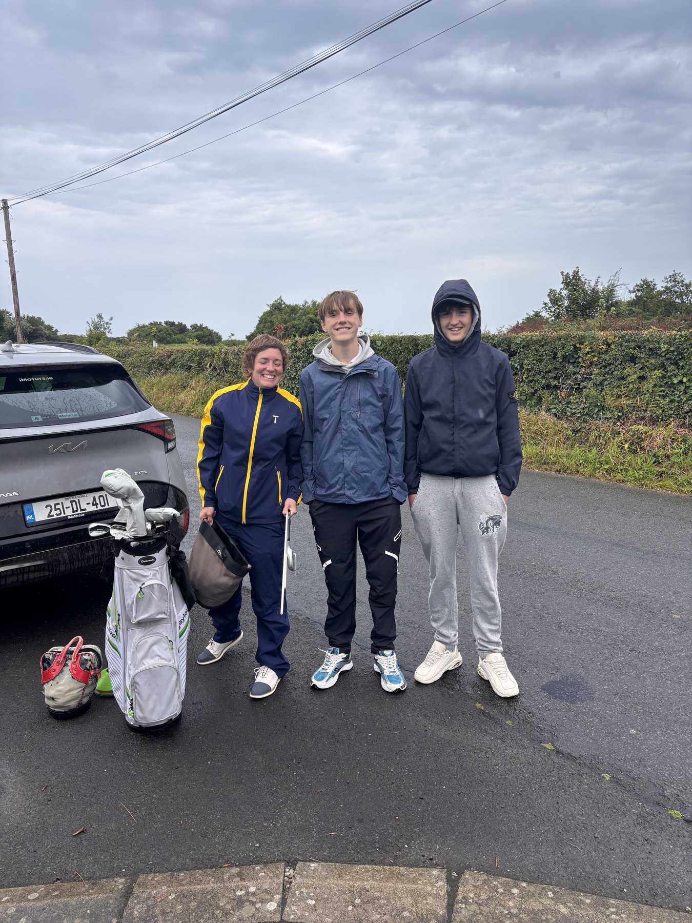 Ronan mit Golfbag und Schlägern vor einer Runde in Irland